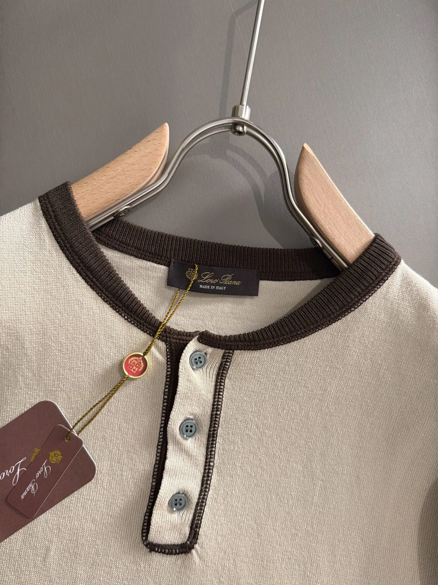 LP high quality Loro Piana 26ss New Arrival men's short-sleeved T-shirt. Made of combed cotton yarn knitted cotton fabric, no pressure when entering and exiting the counter. Exclusive control of raw materials. It feels substantial when weighed, and the upper body is more textured than ordinary T-shirts. This texture can handle the weather easily and is suitable for both hot and cold! Loose fit design, looks noble. The only correct version is available Size: M to 4XL